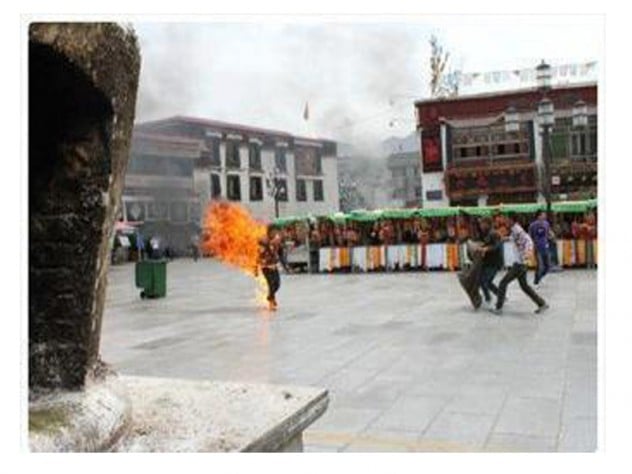 自焚發生后，中國安全人員正在試圖撲滅火焰