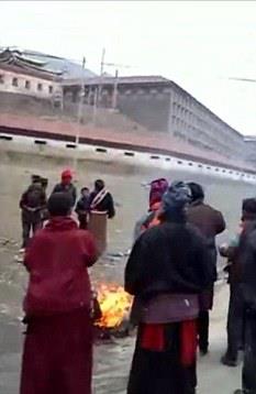 在日覺自焚后，聞訊趕來的當地藏人圍著她還在燃燒的遺體誦經祈福
