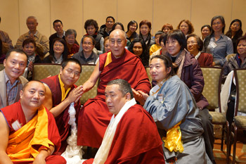 達賴喇嘛尊者和次旺扎西仁波切和峴港仁協會的華人成員合影