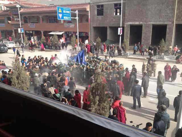 當地藏人在阻止中共軍警搶走多傑仁青的遺體