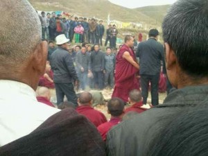 當地藏民在阻止公安人員搶走丹真多傑的遺體
