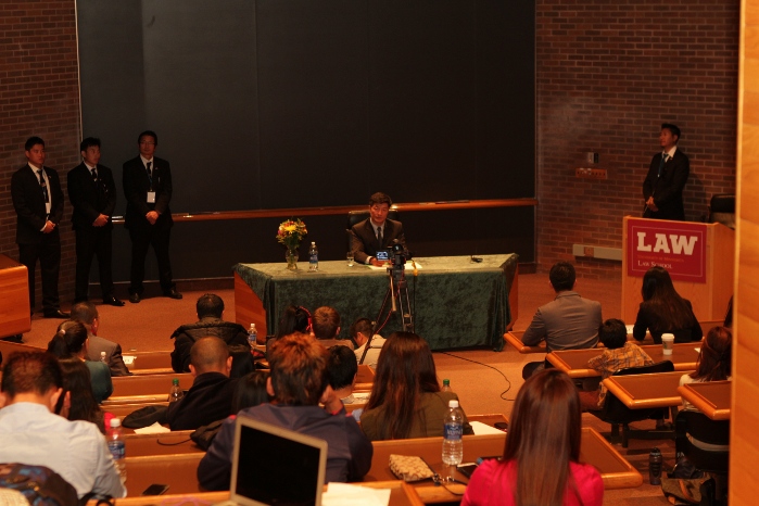 司政洛桑森格在“漢藏和平對話”討論會上演講