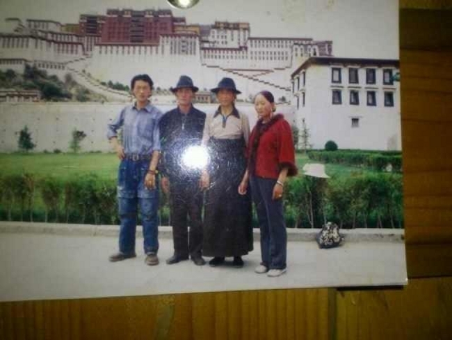 多傑仁青和他的家人在西藏首府拉薩的留影