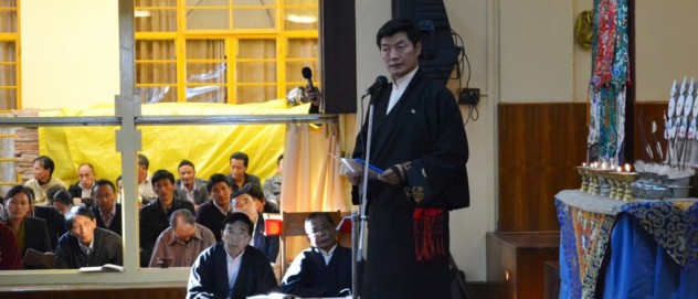 藏人行政中央司政洛桑森格在祈福法會上宣讀噶廈的聲明