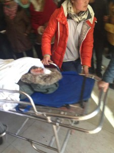 被中國軍警打傷的學生送往醫院途中
