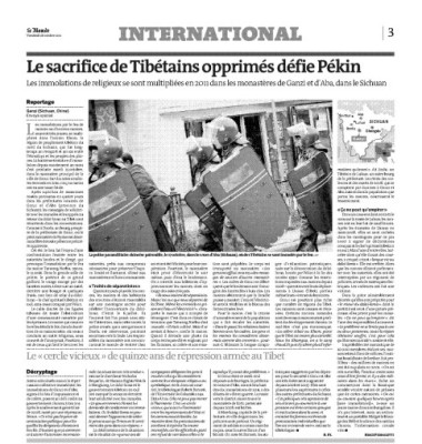 這是法國《世界報》2011年10月28日第三版關於自焚藏人的報導。當時《世界報》記者赴康（今四川省甘孜州）採訪，並去了8月15日自焚犧牲的藏人次旺諾布（充翁洛卜，Tsewang Norbu )所在的道孚縣。