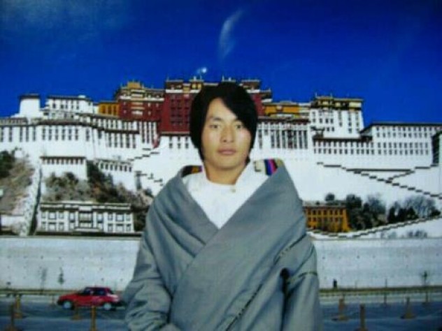 西藏碌曲縣（今甘肅省甘南州）23歲的白瑪多傑在碌曲西倉寺院前自焚，抗議中國政府非法佔領西藏