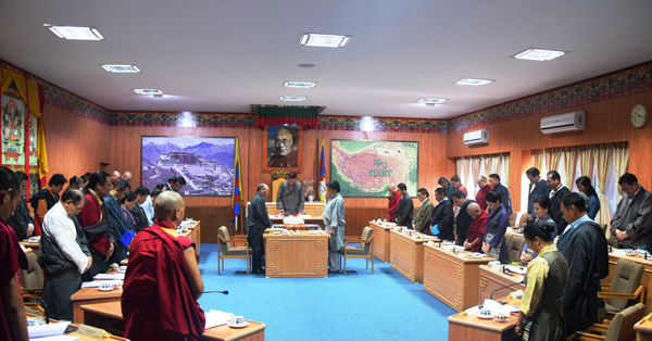 第十五届西藏人民议会第八次会议沉痛悼念西藏学生自焚抗议牺牲2014.9.22