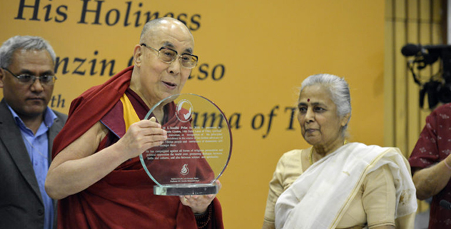 達賴喇嘛尊者在新德里印度國際中心接受“松迪獎” 2017年4月27日 照片/OHHDL