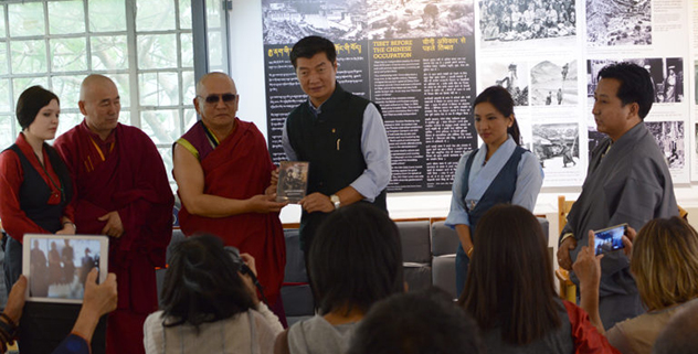 司政洛桑森格與“阿旺多傑基金會”主席塔爾巴喇嘛在圖片展覽開幕式上為紀念阿旺多傑光碟揭幕 照片/西藏博物館