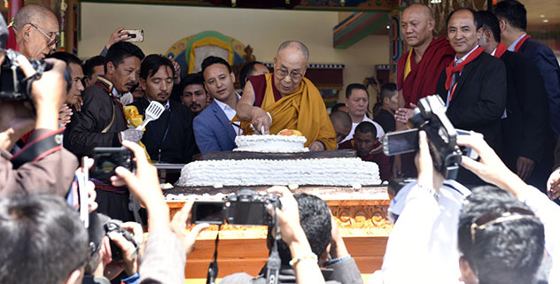 達賴喇嘛尊者在82歲華誕慶典上切蛋糕 照片/DIIR