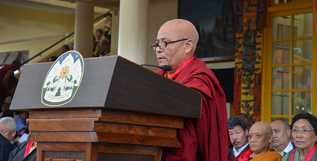 西藏人民議會副議長益西平措在宣讀賀詞