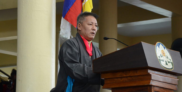 代理司政財政部部長噶瑪益西在宣讀了藏人行政中央第15屆內閣噶廈對尊者達賴喇嘛的生日祝詞