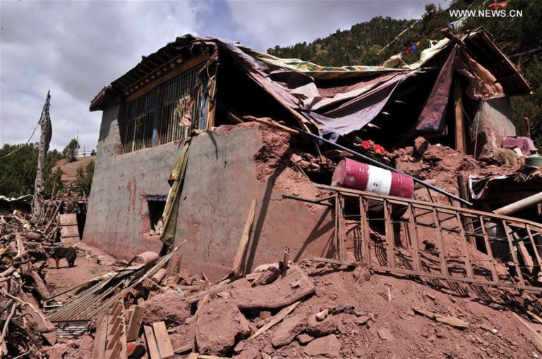 在地震中倒塌的藏人民居