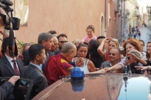 达赖喇嘛尊者与陶尔米纳民众握手问候 2017年9月16日 照片/Jeremy Russell /OHHDL
