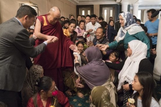 达赖喇嘛尊者在加尔各答接见当地藏人穆斯林信徒 照片/OHHDL