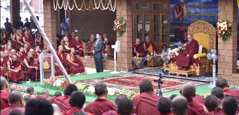 达赖喇嘛尊者在哲蚌洛色林禅修与科学中心向与会信众发表讲话 照片/Tenzin phende/DIIR