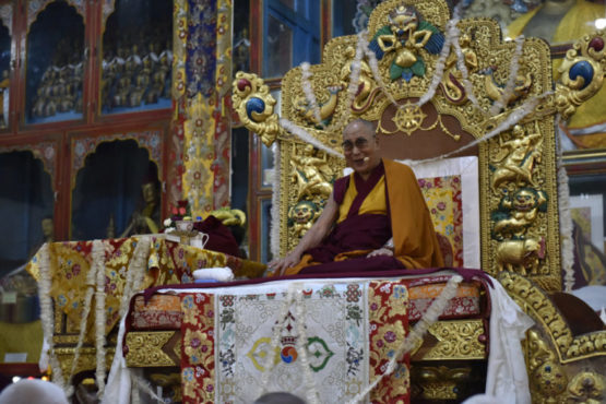 达赖喇嘛尊者在印度南方的芒果志“堆格林”藏人定居点的甘丹寺向僧俗信众阐释宗喀巴大师所著的《三主要道》 2017年12月17日 照片/Tenzin Phende/DIIR