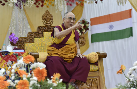 达赖喇嘛尊在印度南部向藏人学生发表演讲 照片/Tenzin Phende/DIIR