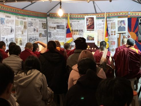 在展览西藏历史的帐篷里举行祈祷法会