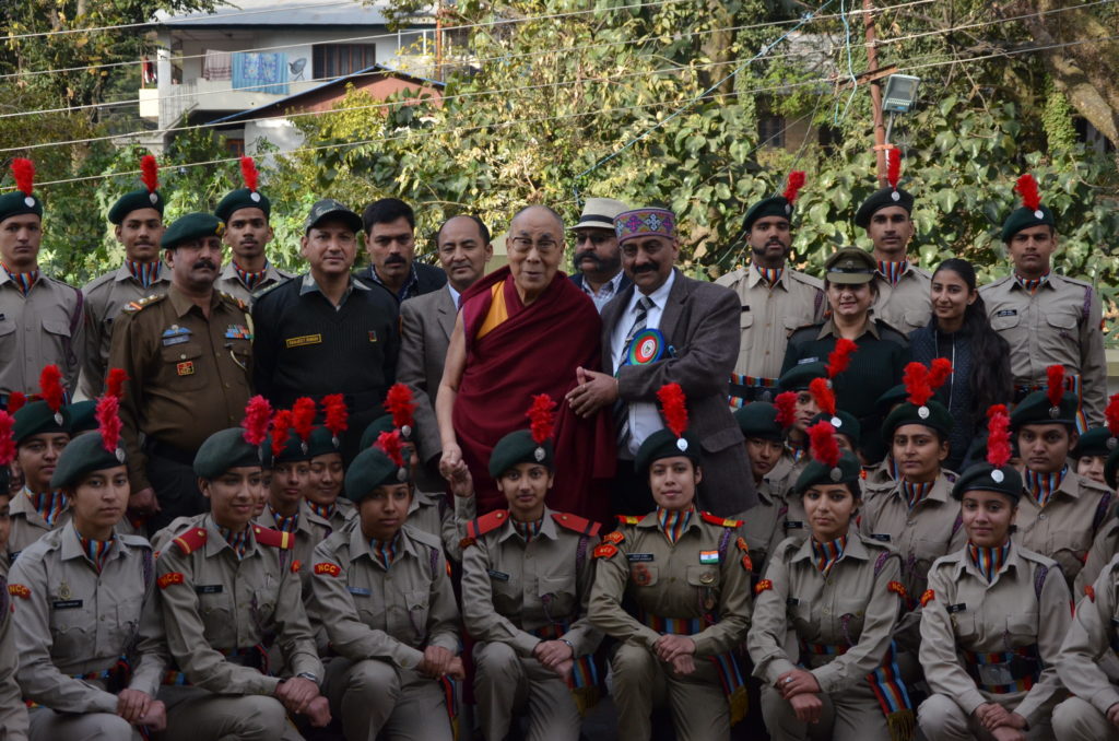 达赖喇嘛尊者与喜马偕尔邦中央大学军校学生合影 2017年2月5日 照片/Jamyang Tsering/DIIR