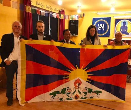 代表欧珠多杰与匈牙利国会议员丝兹尔博娜蒂特女士等手持西藏国旗