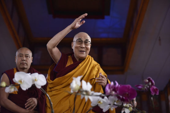 达赖喇嘛尊者向信众挥手问好