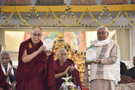 达赖喇嘛尊者与比哈尔邦首席部长尼蒂什·库马尔一同为“印度佛教经典中的科学与哲学”一书揭幕 照片/Tenzin Jigme/DIIR