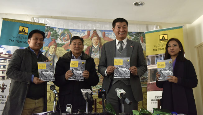 藏人行政中央司政洛桑森格与外交与新闻部秘书长达波·索南诺布和夏尔琳·丹增达珍等在新闻发布会上为博物馆新书揭幕 照片//Tenzin Phende/ DIIR