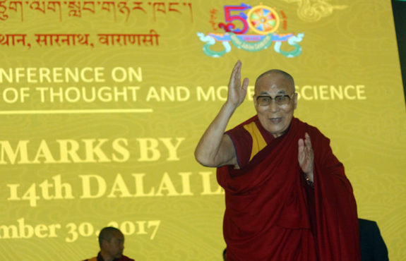 达赖喇嘛出席在瓦拉納西中央西藏大學中举办的“印度哲学思想与现代科学思想”为主题的会议 照片/Tenzin Jigme/DIIR