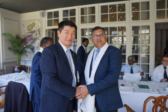 藏人行政中央司政洛桑森格与南非议员纳仁德·辛格先生