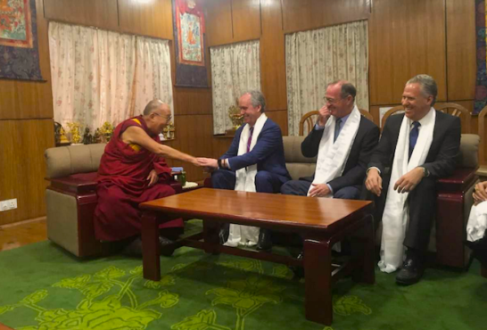 路易维尔市市长格雷格菲舍尔与安纳翰市市长汤姆·泰特等达兰萨拉觐见达赖喇嘛尊者 照片/Grey Fischer/Twitter