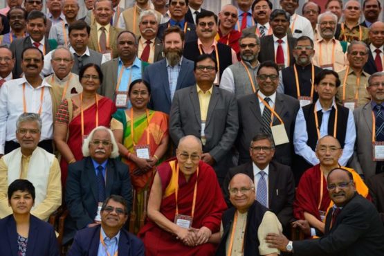 达赖喇嘛尊者参加印度瓦拉纳西中央高等学院举办的第九十二届“印度大学协会”年会典礼 照片/OHHDL