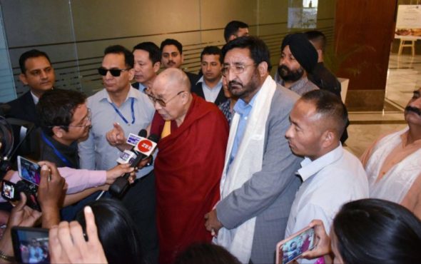 达赖喇嘛尊者在抵达查谟中央大学时接受当地媒体的采访 照片/论坛报