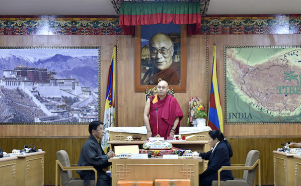 西藏人民议会议长堪布索朗丹培在会议开幕式上发言 照片/Tenzin Phende/DIIR