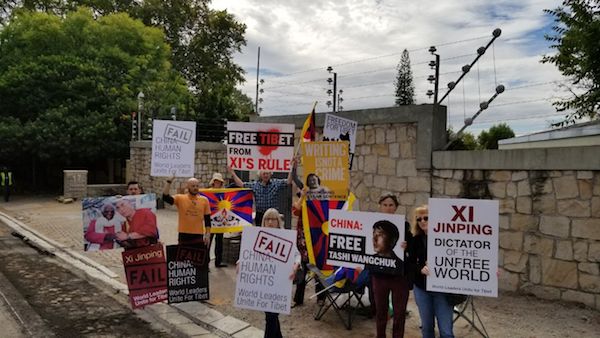 中国驻南非开普敦领事馆外举行首次抗议活动