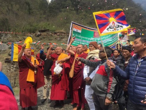 遊行隊伍從高舉西藏和印度國旗，並念誦祈願世界和平的經文進行遊行 照片/Tenzin Lekmon