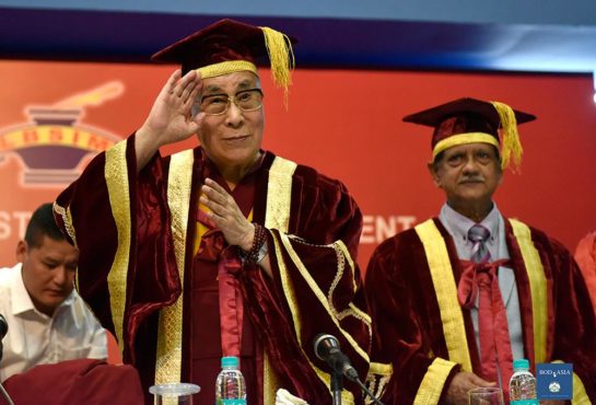 达赖喇嘛尊者在拉尔巴哈·杜尔沙·斯特里管理学院毕业典礼上向与会者致敬 2018年4月23日 照片/Tenzin Phende/DIIR