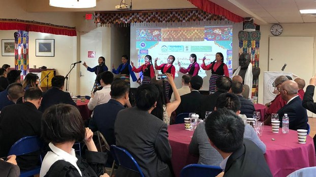 加州藏人在招待宴会上表演西藏传统歌舞 照片/驻北美办事处 照片/载自网络