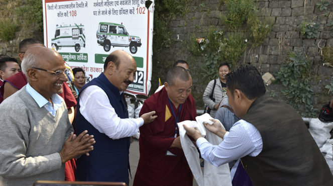 达旺徙步游行队伍抵达达然萨拉受到西藏民众的迎接