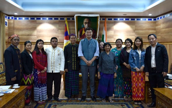司政洛桑森格在噶夏秘书处会议厅会见缅甸克钦邦代表团