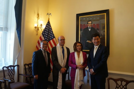 司政洛桑森格与藏人行政中央驻华盛顿特区代表欧洲次仁与美国国会议员南希·佩洛西和议员吉姆·麦戈文会晤