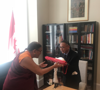 藏人行政中央驻华盛顿办事处代表欧珠次仁欢迎达赤仁波切莅临办事处