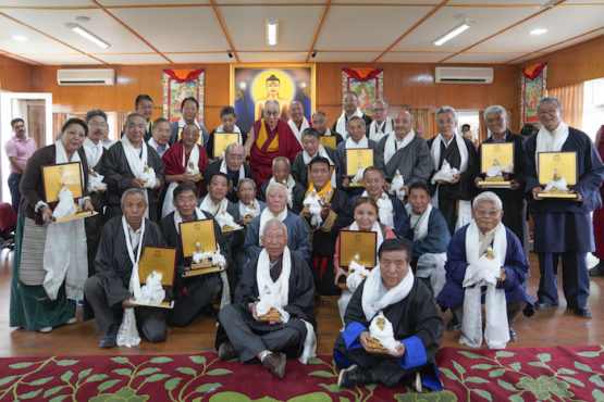 达赖喇嘛尊者特别会见藏人行政中央工龄逾20年的退休公务员