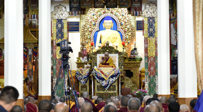 达赖喇嘛尊者在向十方信众传授六臂观世音菩萨灌顶 2018年5月16日 照片/Tenzin Phende/DIIR