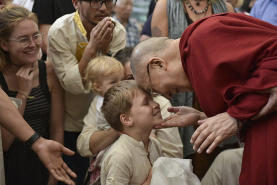 达赖喇嘛尊者在印度达兰萨拉大乘法苑接见外国游客时与一名儿童互动 2018年5月19日 照片/Tenzin Jigme/DIIR