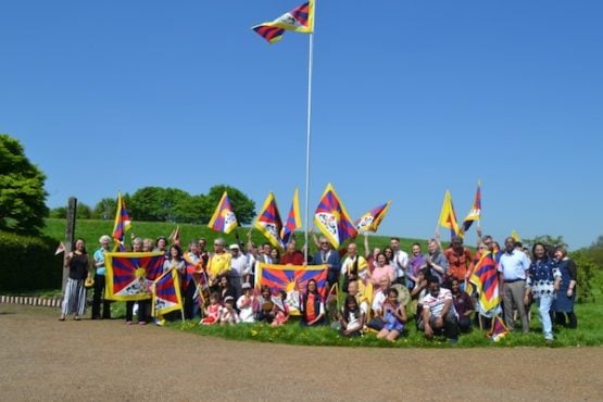 在英国米尔顿凯恩斯市举行西藏国旗升旗活动 照片/驻伦敦办事处