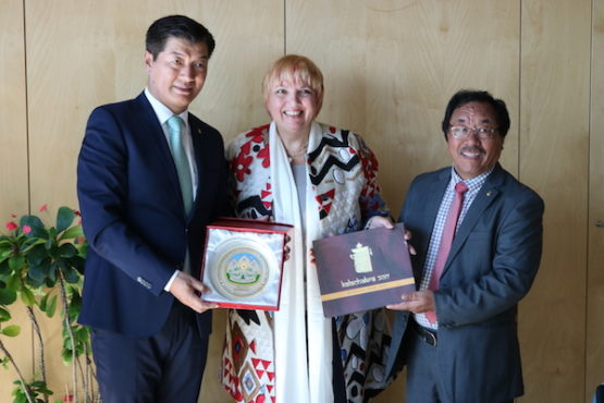 藏人行政中央司政洛桑森格向德国议会副议长克劳迪娅罗斯女士赠送纪念品 2018年5月14日 照片/DIIR
