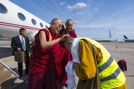 达赖喇嘛尊者抵达拉脱维亚首都里加机场时受到戴洛仁波切的迎接 2018年6月15日 照片/Tenzin Choejor/OHHDL