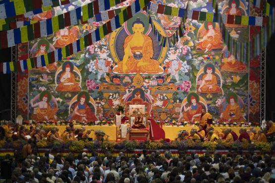 达赖喇嘛尊者在拉脱维亚首都里加圣科托会议厅向4000多名佛教信众和各界人士传授佛法 照片/OHHDL